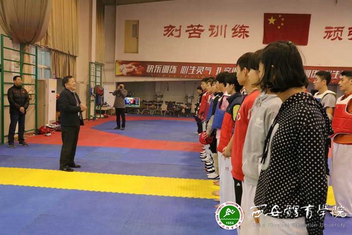 吴长龄同志为运动员鼓劲加油_副本.jpg